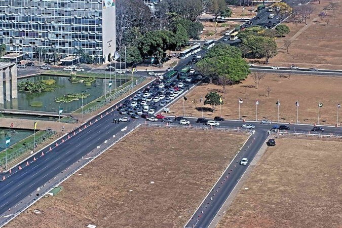 Parte do trânsito foi desviado para a Avenida José Sarney -  (crédito: Reprodução: PMDF)