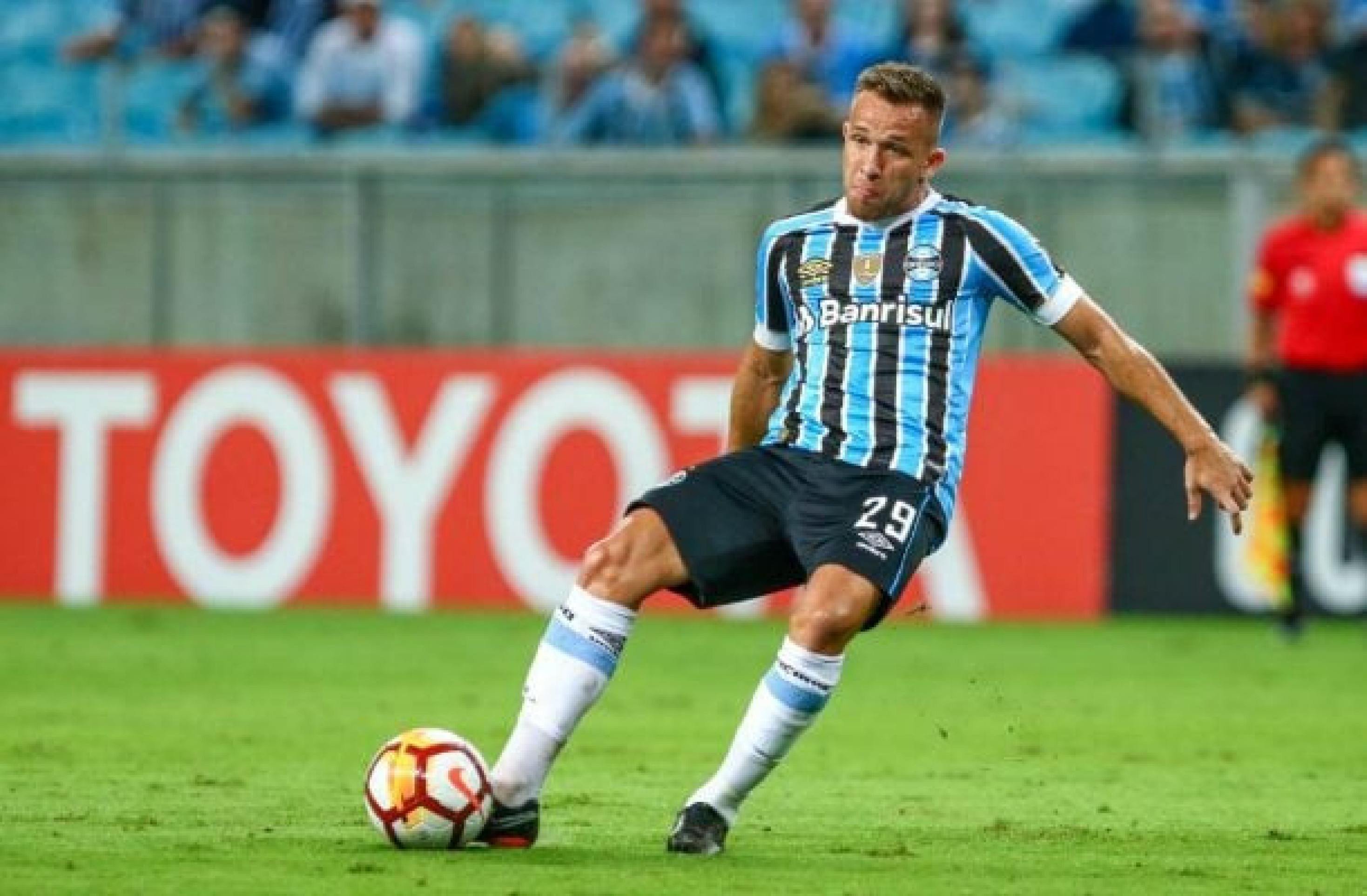 Arthur chega a Porto Alegre com festa da torcida da torcida do Grêmio