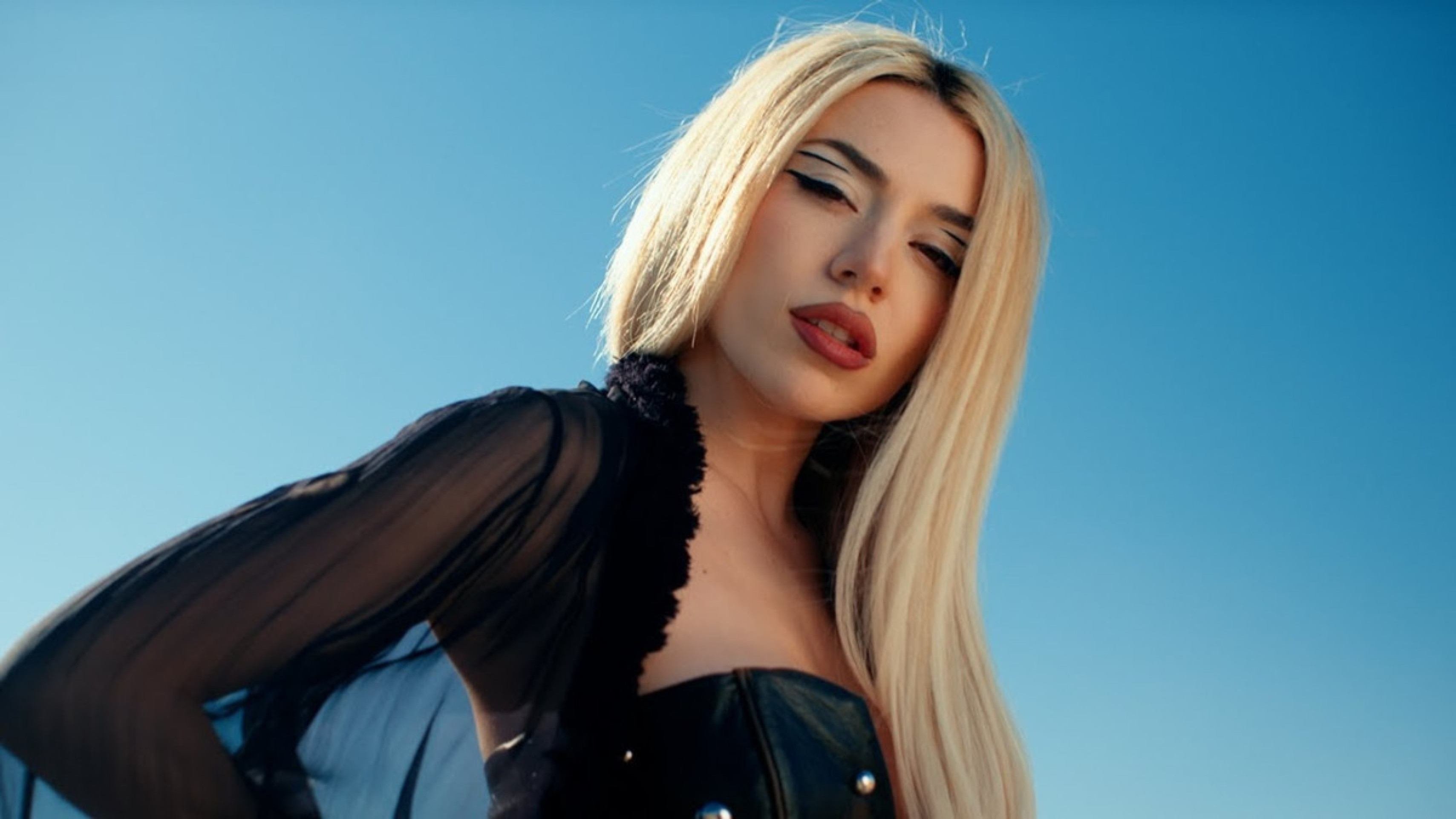 Ava Max responde às comparações com Lady Gaga