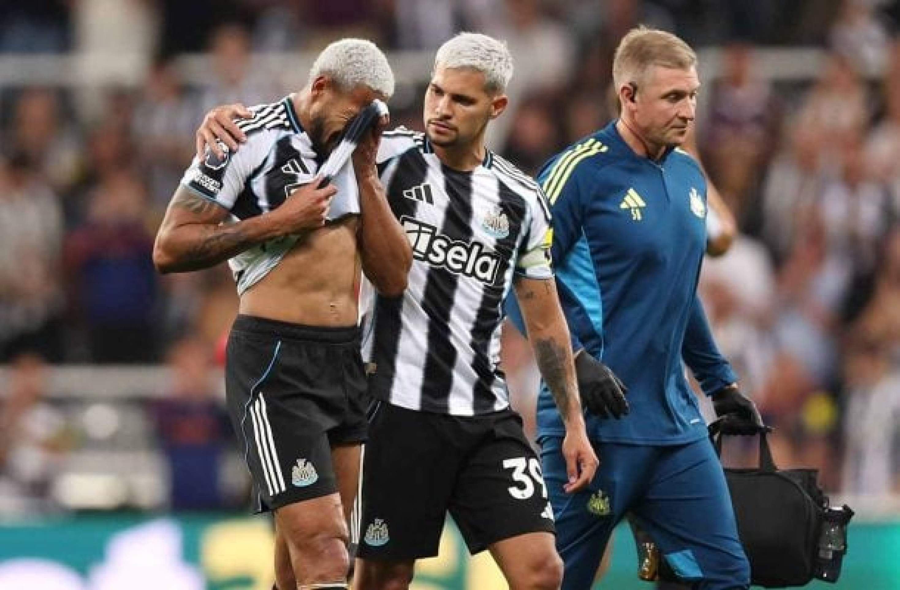 Joelinton, convocado por Ancelotti, sai de campo chorando após lesão na coxa