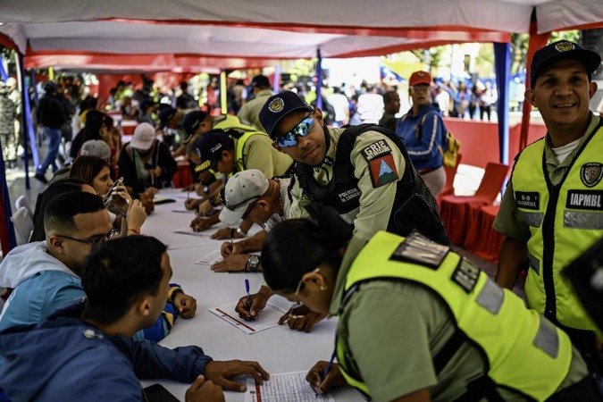 Policiais se inscrevem para fazer parte das milícias civis, durante alistamento nacional, no sábado - (crédito: Juan Barreto/AFP) Policiais se inscrevem para fazer parte das milícias civis, durante alistamento nacional, no sábado - (crédito: Juan Barreto/AFP)