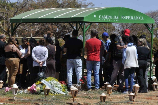 Familiares e amigos durante despedida de Pâmella
 -  (crédito:  Marcelo Ferreira/CB/D.A Press)