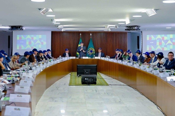 Na reunião ministerial, no Planalto, o presidente Lula e os ministros usaram bonés azuis com a frase Na reunião ministerial, no Planalto, o presidente Lula e os ministros usaram bonés azuis com a frase