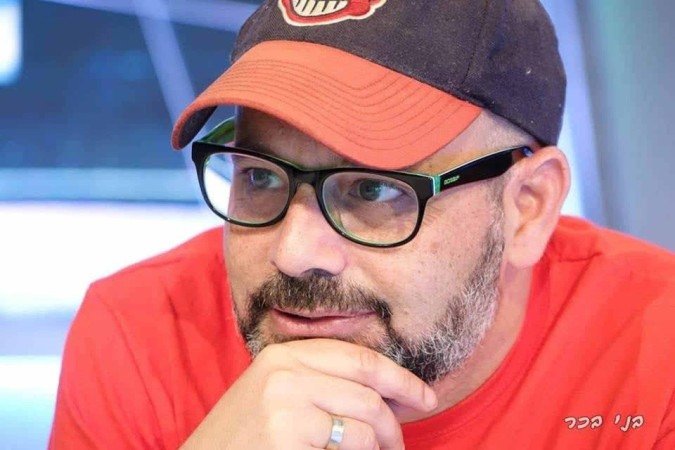 Hen Avigdori, 55 anos, roteirista. Teve três familiares assassinados no kibbutz de Beeri; a esposa e a filha foram sequestradas por 48 dias
