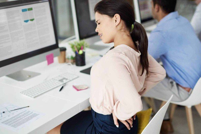 Levantar os braços acima da cabeça e mover a cabeça de um lado para o outro pode aliviar a tensão - (crédito: Getty Images) Levantar os braços acima da cabeça e mover a cabeça de um lado para o outro pode aliviar a tensão - (crédito: Getty Images)