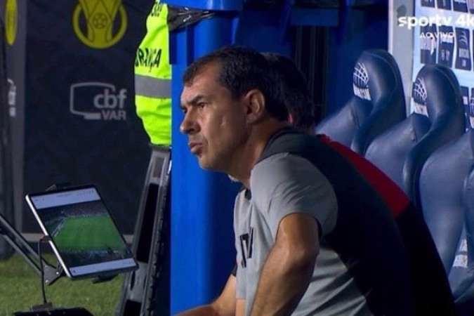 Carille atônito como que vê. Vitõria leva de 8 a 0 do Flamengo e poderia ser um placar ainda maior - (crédito: - Foto: Reprodução) Carille atônito como que vê. Vitõria leva de 8 a 0 do Flamengo e poderia ser um placar ainda maior - (crédito: - Foto: Reprodução)