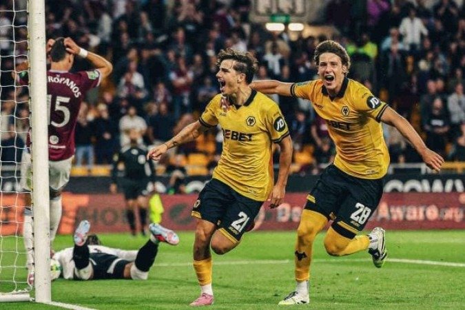 Jogadores do Wolverhampton comemoram um dos gols marcados por Rodrigo Gomes -  (crédito: Foto: Divulgação)