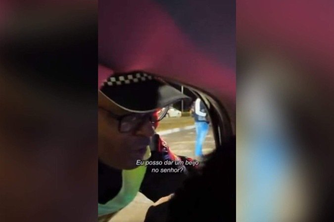 Em um gesto de genuína reverência, o PM pediu licença para cumprimentá-lo com um beijo na bochecha - (crédito: Redes sociais) Em um gesto de genuína reverência, o PM pediu licença para cumprimentá-lo com um beijo na bochecha - (crédito: Redes sociais)