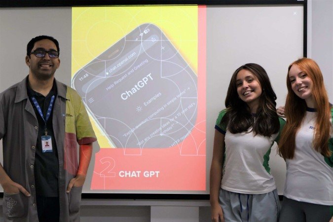 O professor Eduardo Costa com as alunas Anna Letícia Clemente e Mariana Acosta: uso consciente    -  (crédito: Bruna Gaston CB/DA Press)