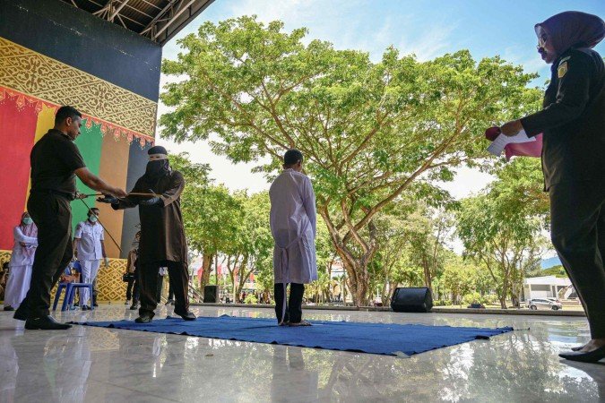 Dois homens são condenados e açoitados por praticar sexo gay 