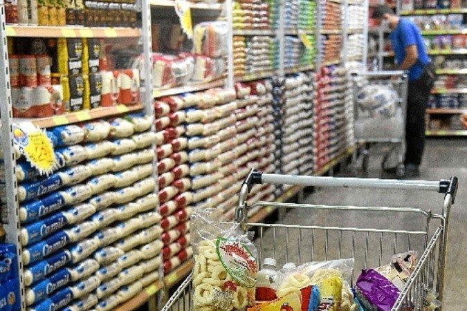 O grupo de alimentação e bebidas teve uma queda de 0,24%, a maior desde agosto de 2024, com destaque para a redução de preços de itens como arroz (-7,86%), tomate (-5,50%), batata-inglesa (-18,96%), cebola (-14,99%) e ovos de galinha (-6,56%) - (crédito: Ed Alves/CB) O grupo de alimentação e bebidas teve uma queda de 0,24%, a maior desde agosto de 2024, com destaque para a redução de preços de itens como arroz (-7,86%), tomate (-5,50%), batata-inglesa (-18,96%), cebola (-14,99%) e ovos de galinha (-6,56%) - (crédito: Ed Alves/CB)