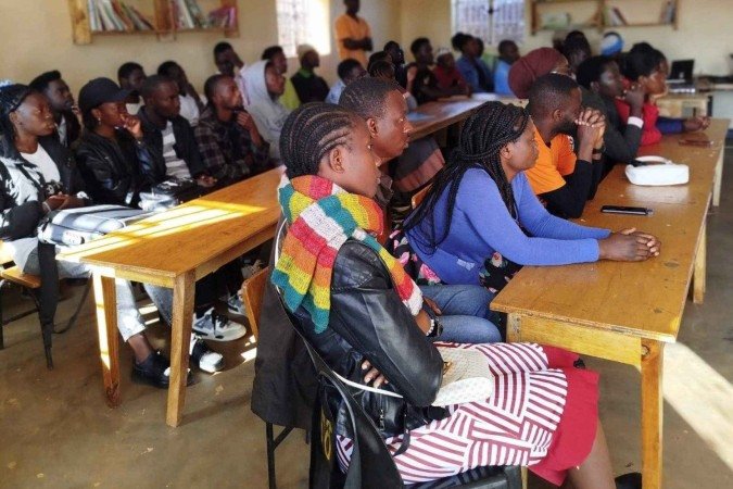 Refugiados do Campo de Dzaleka participam das aulas de inglês: aprendizado colaborativo que une diferentes culturas em meio às adversidades -  (crédito: Cedido ao Correio)