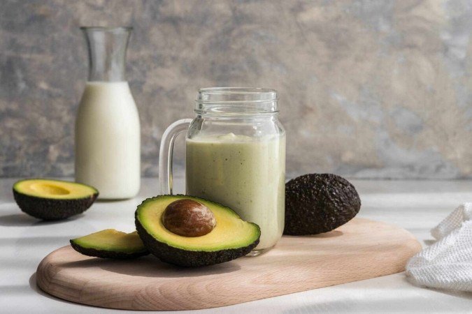Vitamina de abacate com leite em pó e pistache (Imagem: Hrendon | Shutterstock) - (crédito: EdiCase) Vitamina de abacate com leite em pó e pistache (Imagem: Hrendon | Shutterstock) - (crédito: EdiCase)