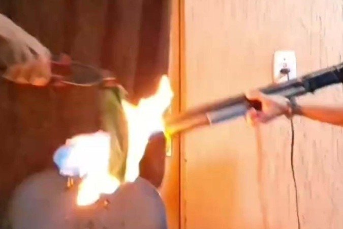 Adolescentes fizeram vídeo queimando bandeira LGBTQIAPN - (crédito: PCDF) Adolescentes fizeram vídeo queimando bandeira LGBTQIAPN - (crédito: PCDF)