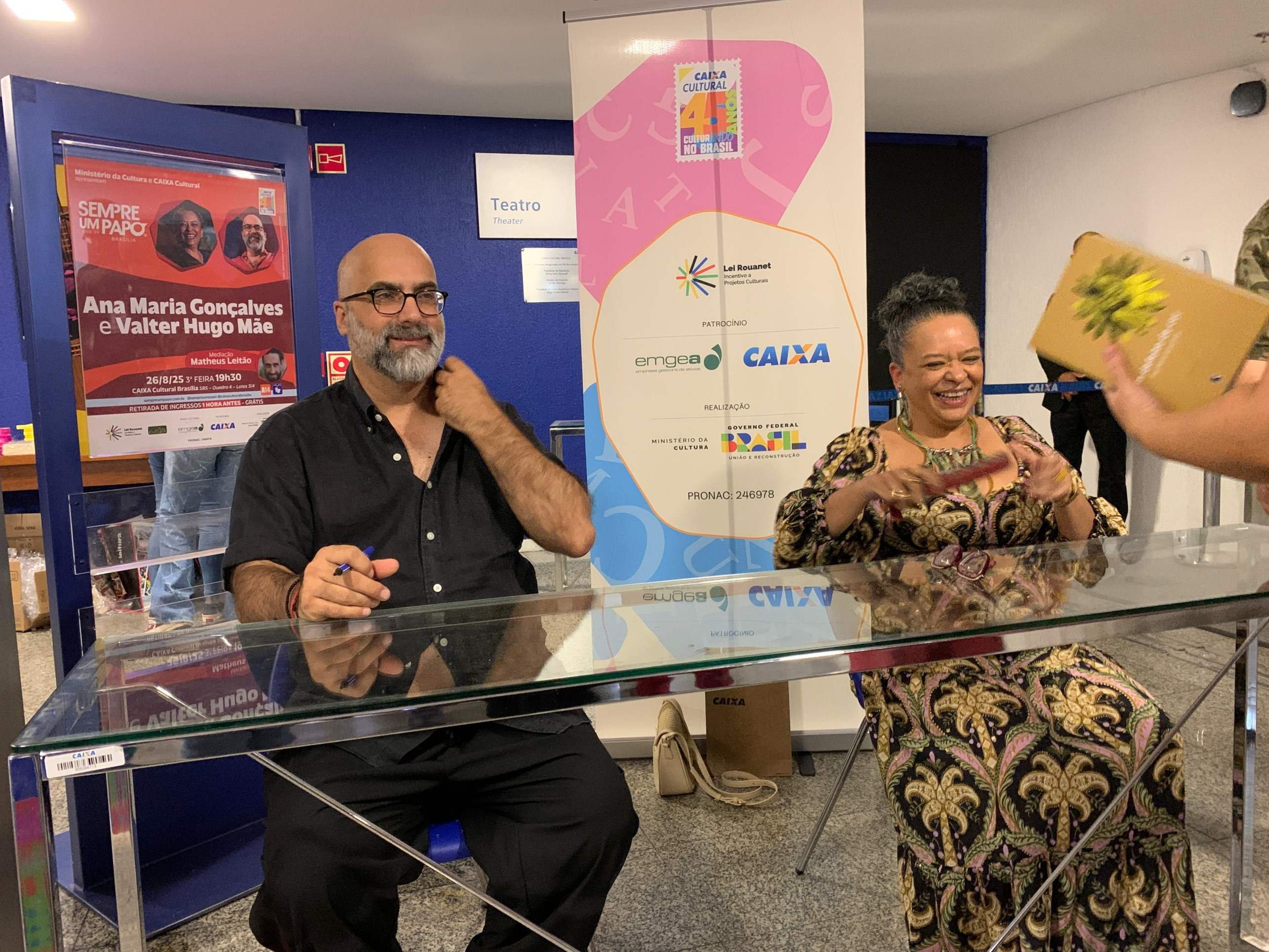 Ana Maria Gonçalves e Valter Hugo Mãe lotam evento em Brasília