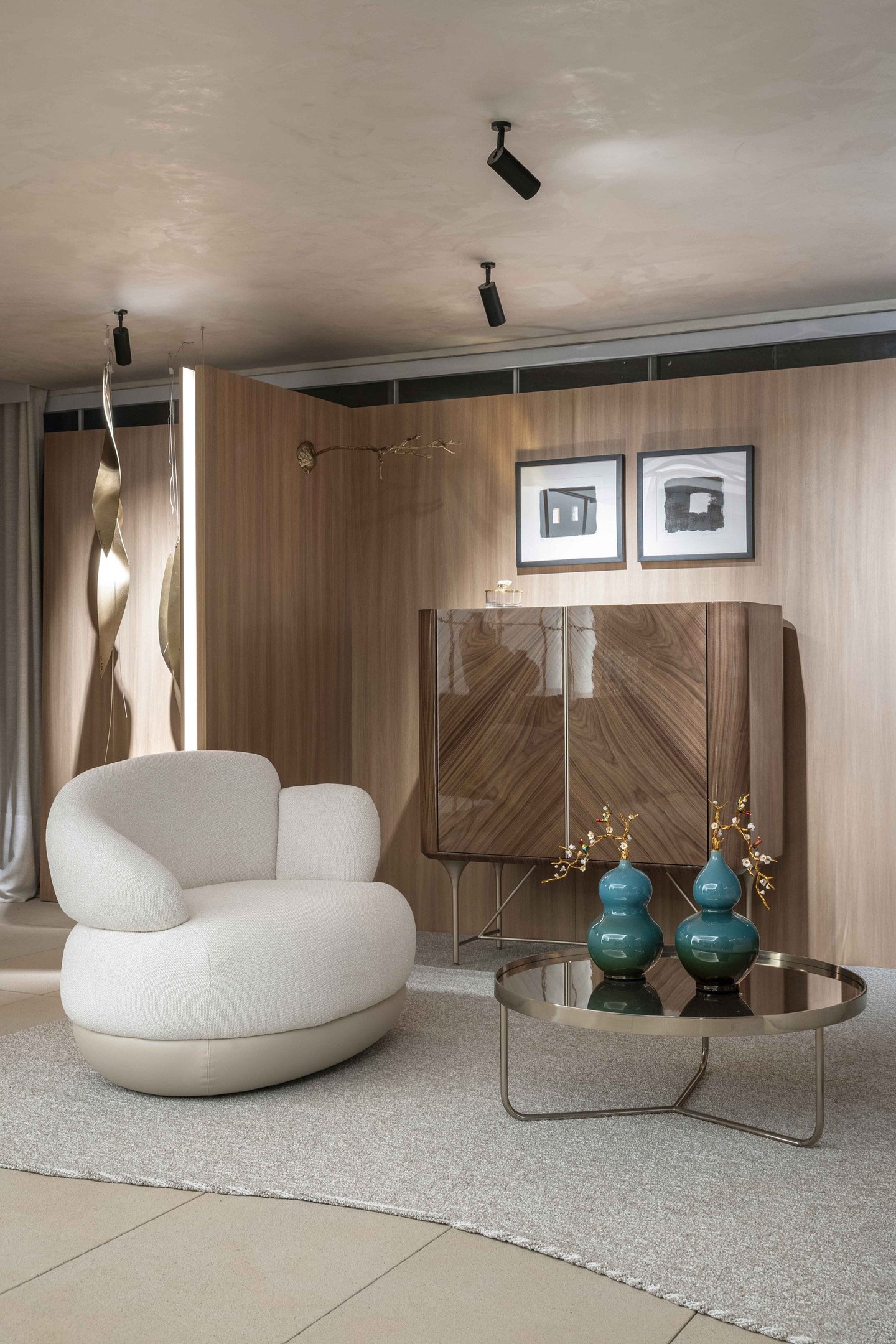 O espaço Raízes, traz em destaque uma poltrona forrada com pelúcia, que confere um ar lúdico ao ambiente 