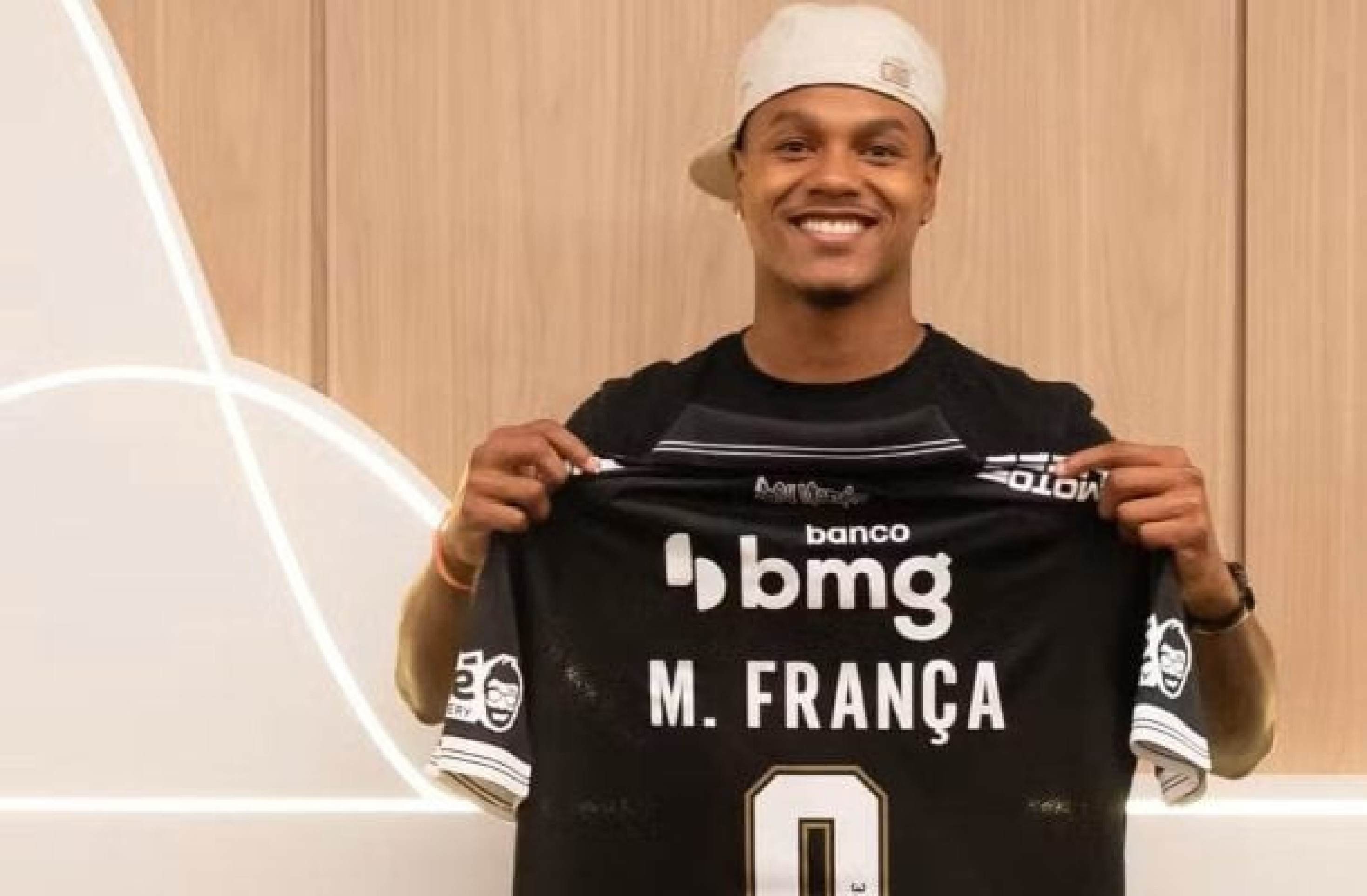Matheus França desembarca no Rio de Janeiro para acertar com o Vasco