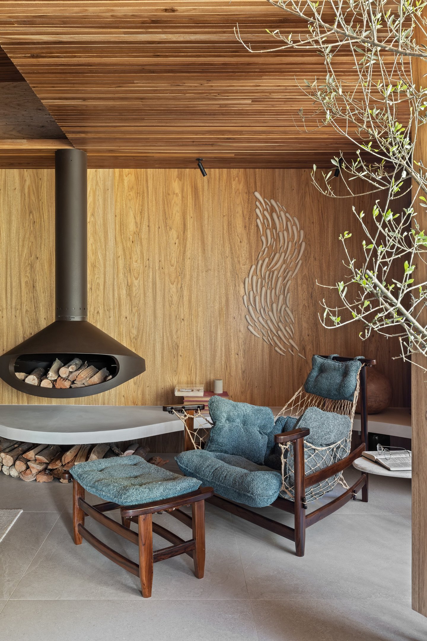 O ambiente Living Permanecer aposta em texturas, design autoral e mobiliário nacional, como é o caso da poltrona Jangada, de Jean Gillon