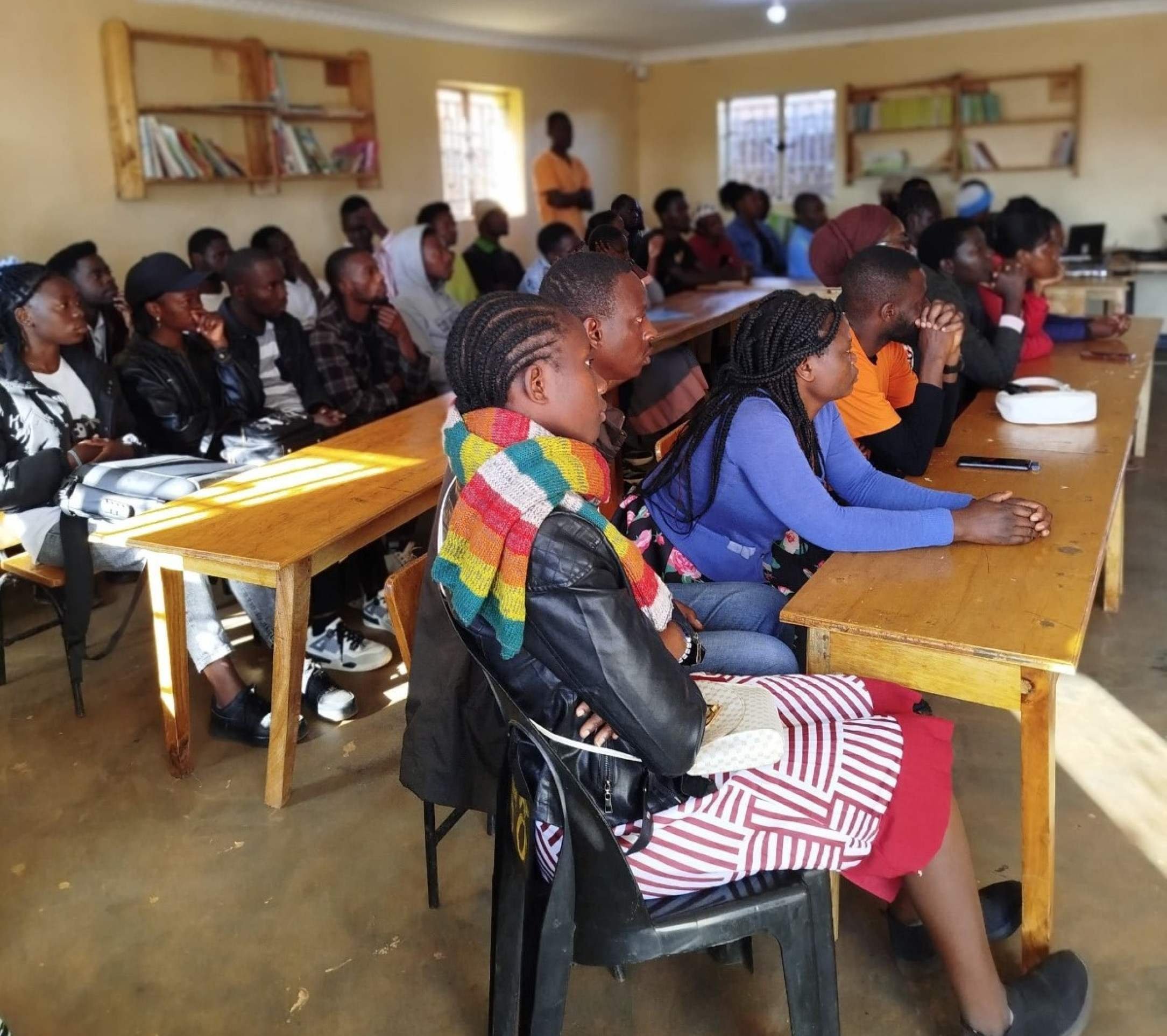 Refugiados do Campo de Dzaleka participam das aulas de inglês: aprendizado colaborativo que une diferentes culturas em meio às adversidades