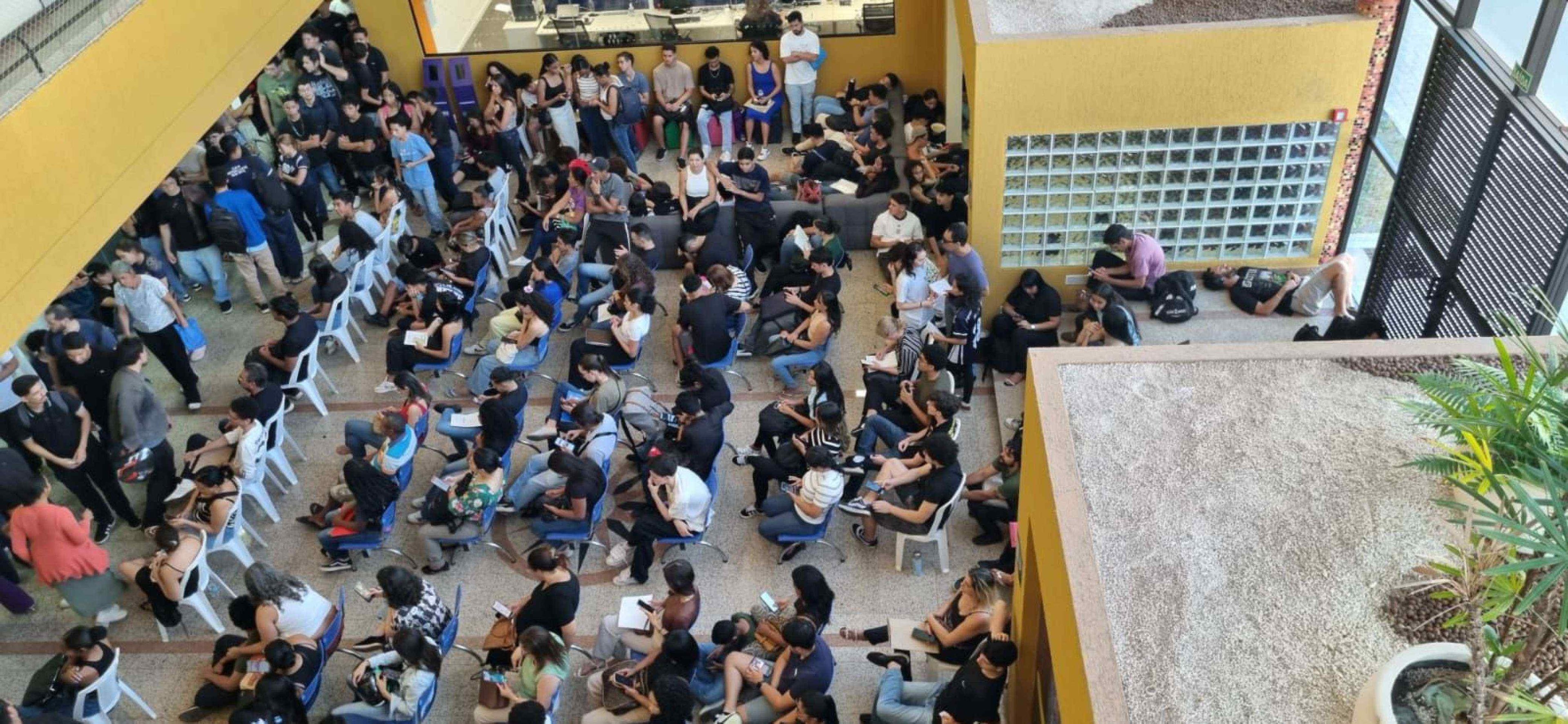 Mil estudantes participam do mutirão do Ciee em busca de estágio