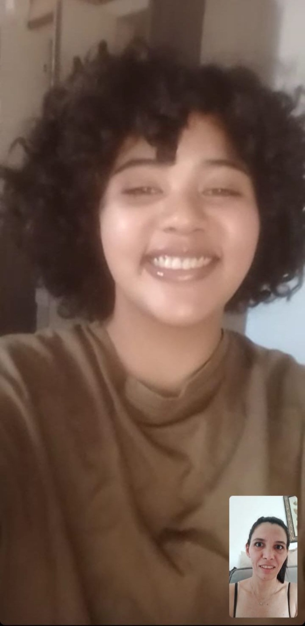 Sempre que precisam uma da outra, Paulicéia Costa Lacerda e Stephany Moreira conversam pelo celular