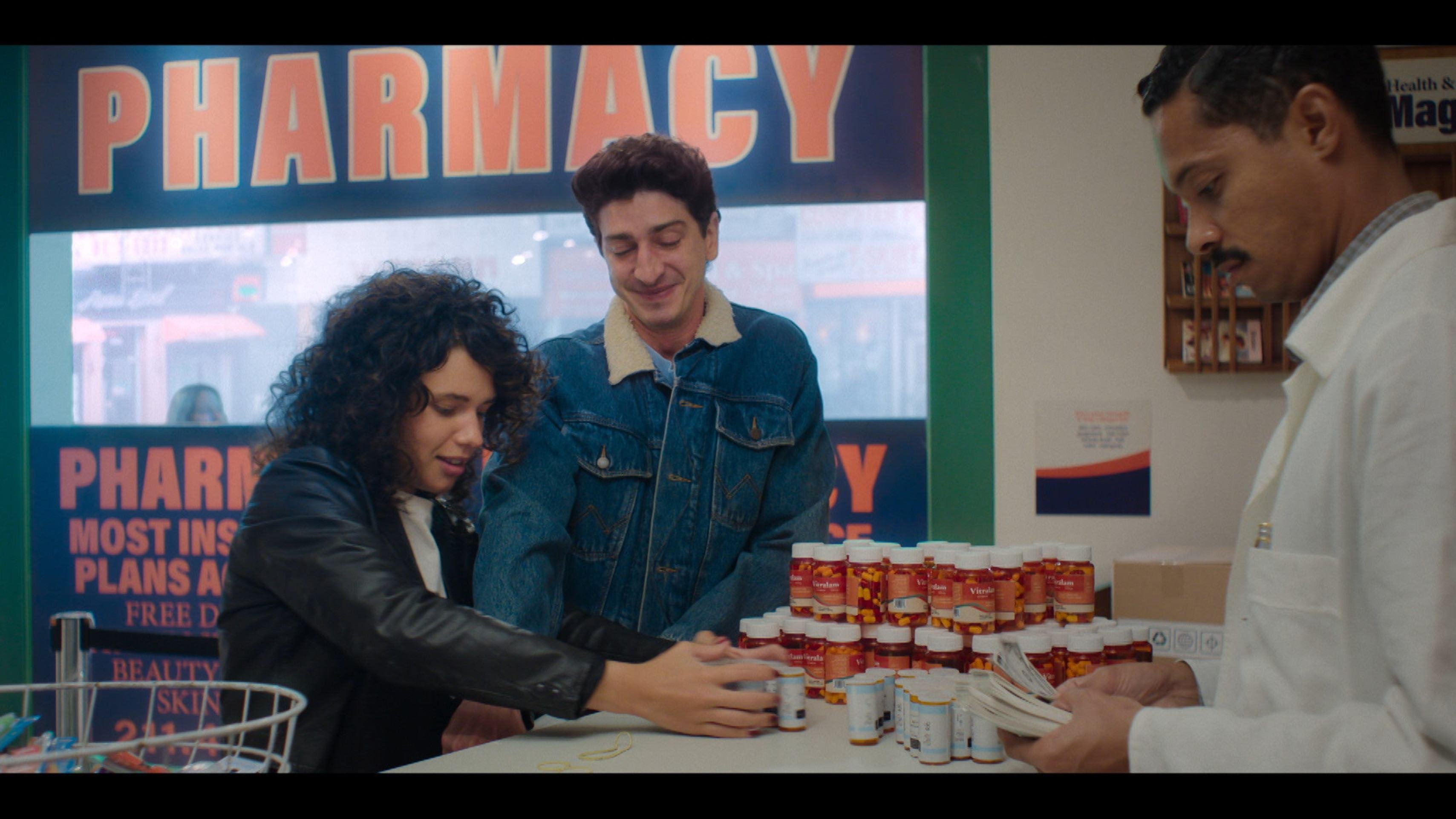 Bruna Linzmeyer e Johnny Massaro em Máscaras de Oxigênio Não Cairão Automaticamente