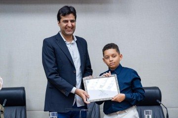 Entrega de moção de louvor ao aluno Rafael Kessler Ferreira -  (crédito:  Andressa Anholete/Agência CLDF)