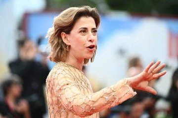 A atriz brasileira Fernanda Torres, membro do júri, comparece ao tapete vermelho antes da cerimônia de abertura do 82º Festival Internacional de Cinema de Veneza - (crédito: Stefano RELLANDINI / AFP) A atriz brasileira Fernanda Torres, membro do júri, comparece ao tapete vermelho antes da cerimônia de abertura do 82º Festival Internacional de Cinema de Veneza - (crédito: Stefano RELLANDINI / AFP)