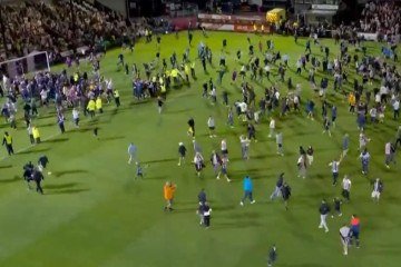 Eliminação do Manchester United contra time da 4ª divisão gera festa no campo -  (crédito: Reprodução/X)