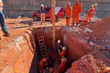 Trabalhador cai em buraco em obra no Lago Norte - (crédito: CBMDF/Divulgação) Trabalhador cai em buraco em obra no Lago Norte - (crédito: CBMDF/Divulgação)