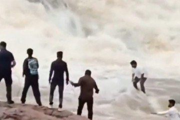 Ainda não há informações se o corpo de Sagar Tudu foi encontrado. Incidente aconteceu na Cachoeira Duduma, no leste da Índia -  (crédito: Reprodução X)