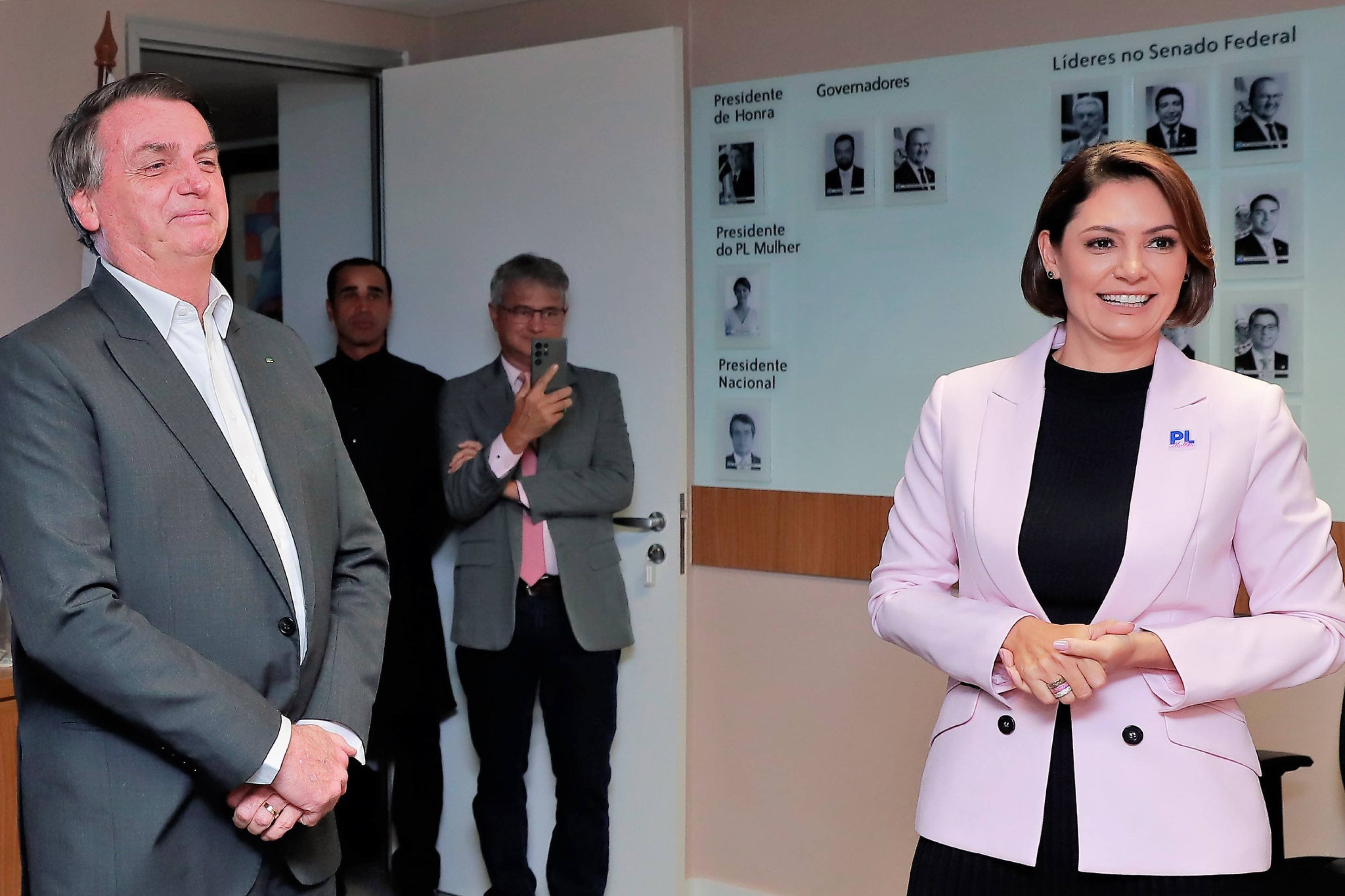 Michelle Bolsonaro e Jair Bolsonaro formalizaram a união em uma cerimônia no Rio de Janeiro em 2013. Na Foto, Michelle e Jair participam de reunião na sede do PL, em Brasília em 2023