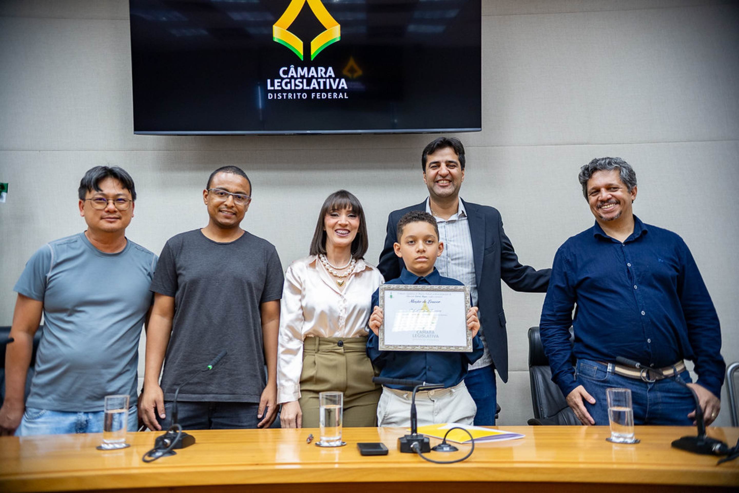 Entrega de Moção de Louvor ao aluno Rafael Kessler Ferreira. A entrega ocorre no dia 25 de agosto de 2025, na Sala de Reunião das Comissões Pedro de Souza Duarte, na CLDF, e é uma iniciativa da Comissão de Educação e Cultura (CEC).
