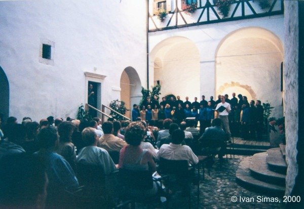 Coral Bras&iacute;lia na Eslov&ecirc;nia em 2000