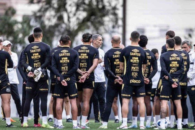 Vojvoda em conversa com o elenco do Santos antes de sua estreia à beira do campo -  (crédito: Foto: Raul Baretta/ Santos FC.)