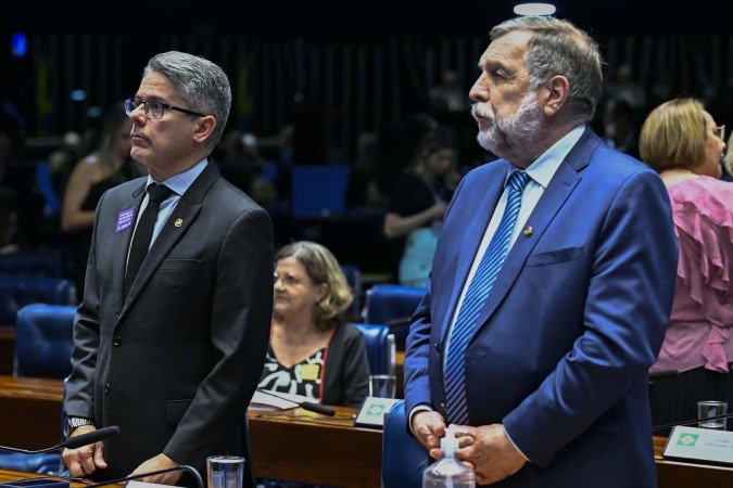 Autor do PL da Adultização, senador Alessandro Vieira, e relator da matéria, senador Flávio Arns, acompanham a decretação do resultado da votação - (crédito: Waldemir Barreto/Agência Senado) Autor do PL da Adultização, senador Alessandro Vieira, e relator da matéria, senador Flávio Arns, acompanham a decretação do resultado da votação - (crédito: Waldemir Barreto/Agência Senado)