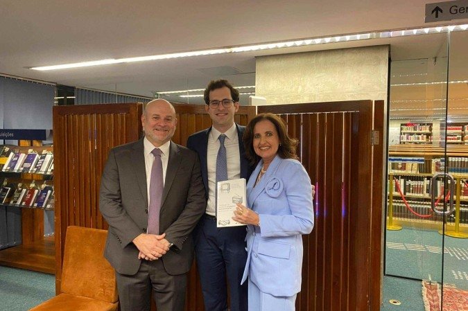  José Henrique Lavocat Galvão Vieira de Carvalho, filho da ex-procuradora-geral do Distrito Federal Ludmila Lavocat Galvão e do ex-ministro do Tribunal Superior Eleitoral (TSE) Tarcísio Vieira de Carvalho Neto.