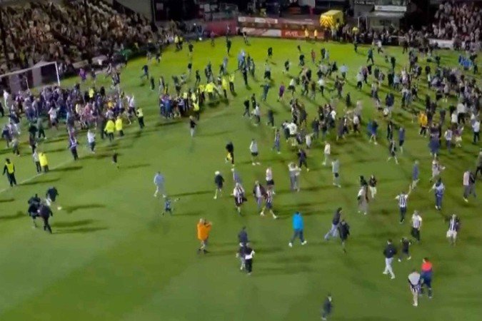 Eliminação do Manchester United contra time da 4ª divisão gera festa no campo - (crédito: Reprodução/X) Eliminação do Manchester United contra time da 4ª divisão gera festa no campo - (crédito: Reprodução/X)