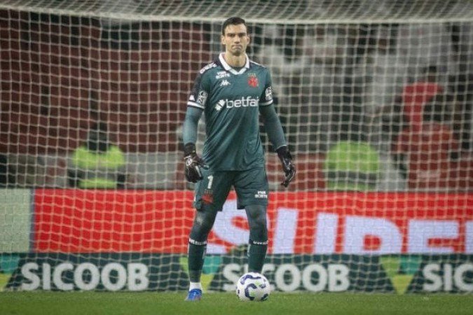LÉO JARDIM - Foi pouco acionado ao longo do jogo, mas se saiu bem. Não teve culpa no gol sofrido. Fez uma boa defesa na 2ª etapa. NOTA 6.0. Foto: Dikran Sahagian/Vasco