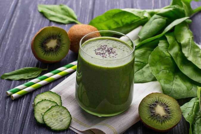 Suco verde de kiwi com espinafre (Imagem: Yulia Furman | Shutterstock) -  (crédito: EdiCase)