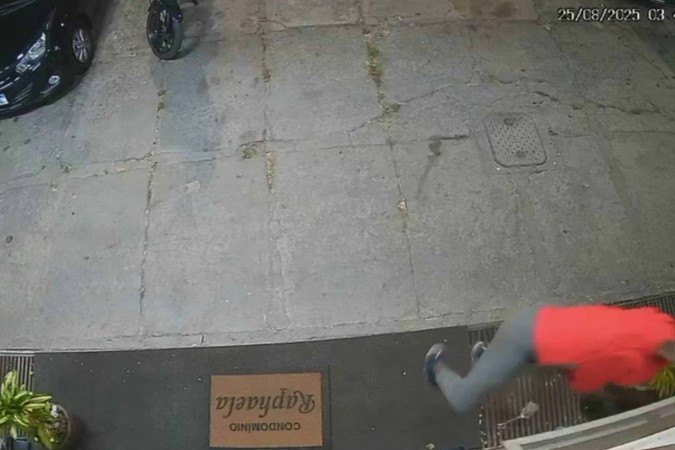 No vídeo gravado pelo circuito de segurança é possível ver o homem fugindo do local do crime - (crédito: Material cedido ao Correio) No vídeo gravado pelo circuito de segurança é possível ver o homem fugindo do local do crime - (crédito: Material cedido ao Correio)