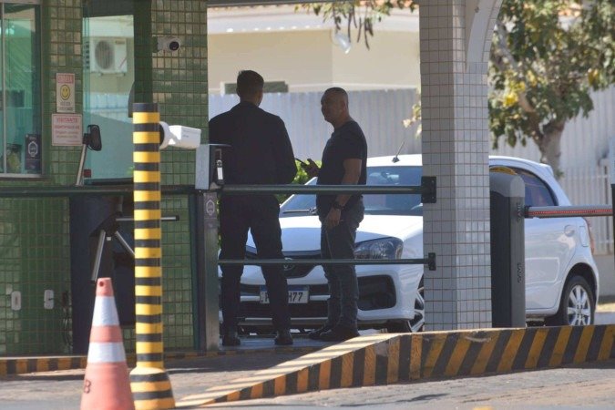 Agentes de segurança pública conversam com vigias do condomínio Solar de Brasília