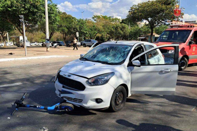 Dois adolescentes, que andavam de patinete, são atropelados na W3 Sul -  (crédito: Divulgação/CBMDF)