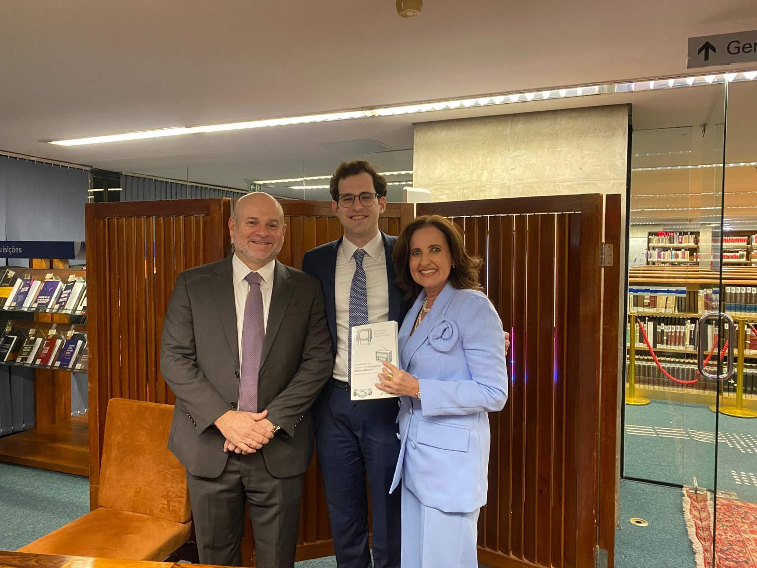  José Henrique Lavocat Galvão Vieira de Carvalho, filho da ex-procuradora-geral do Distrito Federal Ludmila Lavocat Galvão e do ex-ministro do Tribunal Superior Eleitoral (TSE) Tarcísio Vieira de Carvalho Neto.