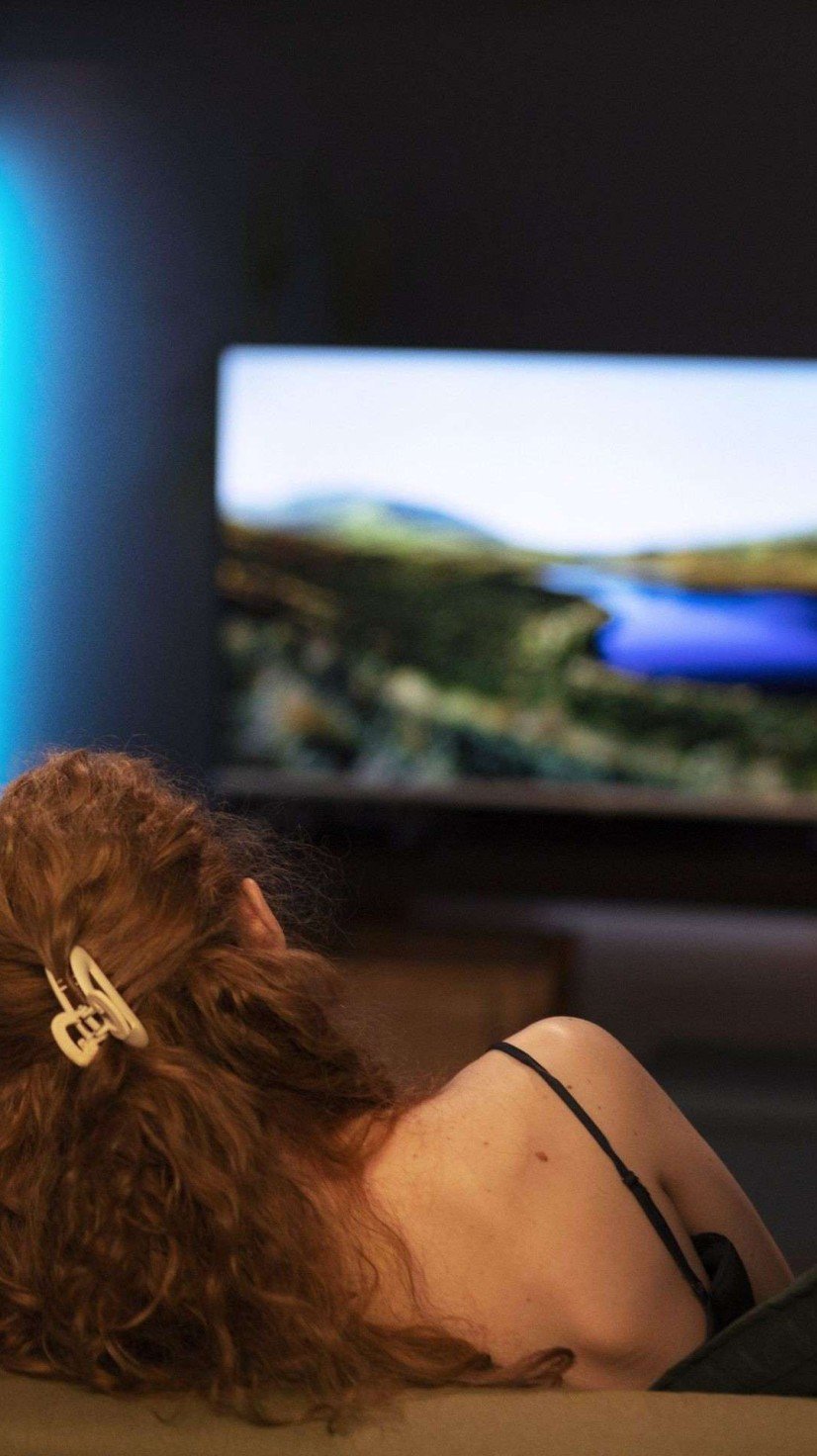 Pessoas assistindo televisão -  (crédito: Reprodução/Freepik)