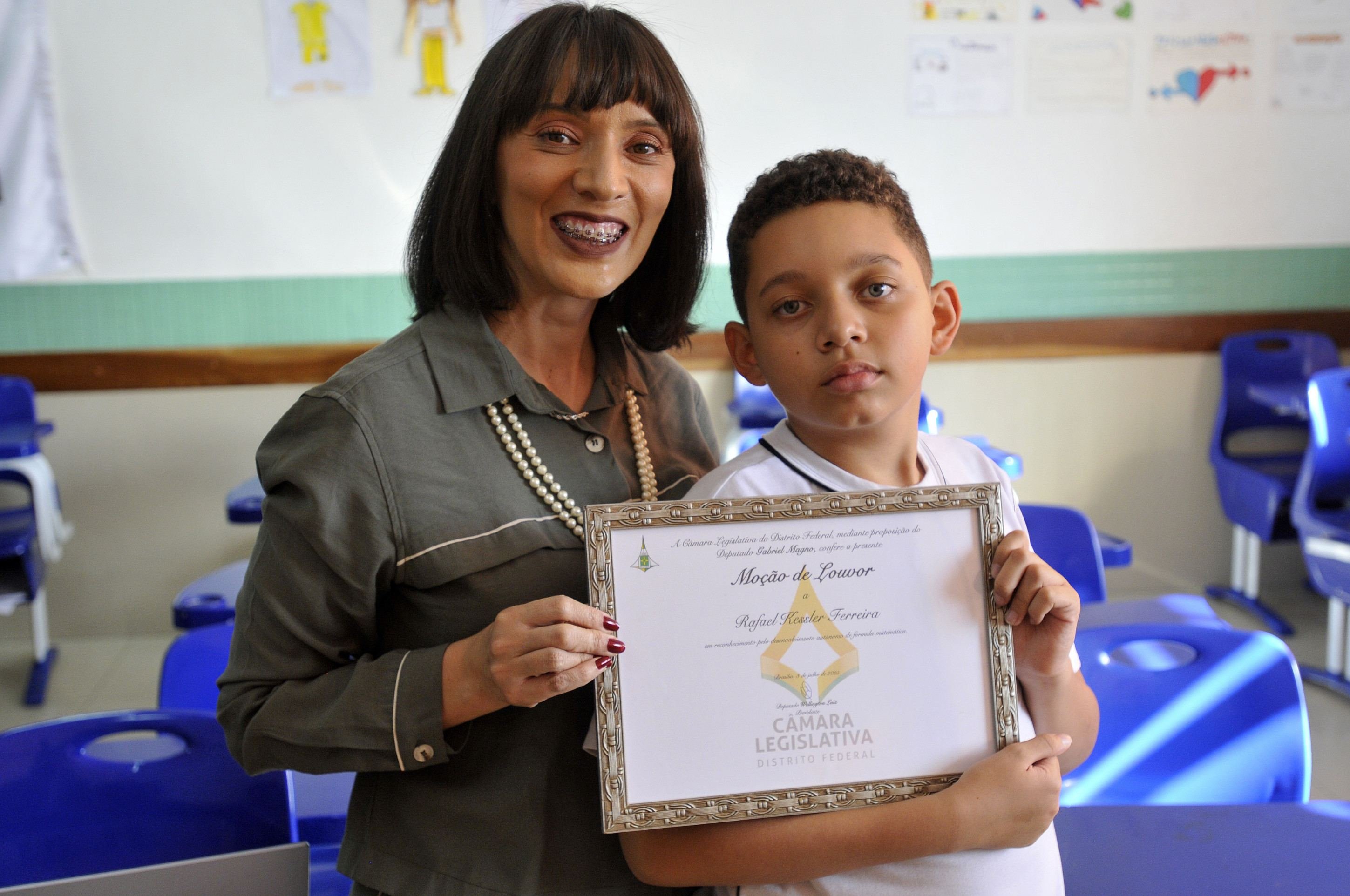 27/08/2025. Crédito: Minervino Júnior/CB/D.A Press. Brasil.  Brasilia - DF. Aluno superdotado Rafael Kessler que criou um fórmula de matemática e foi homenageado na Câmara Legislaiva. Mãe Robertha Munique.
