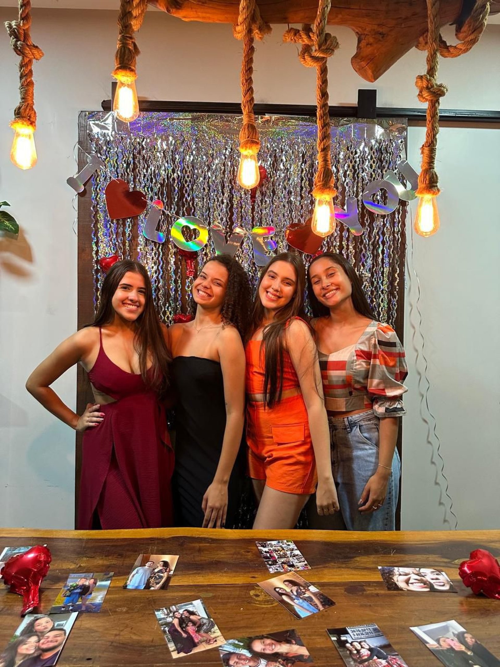 Letícia Gontijo, Joyce Versiani, Ana Laura Marques e Roberta Melo se conheceram na escola e formaram um grupo inseparável 