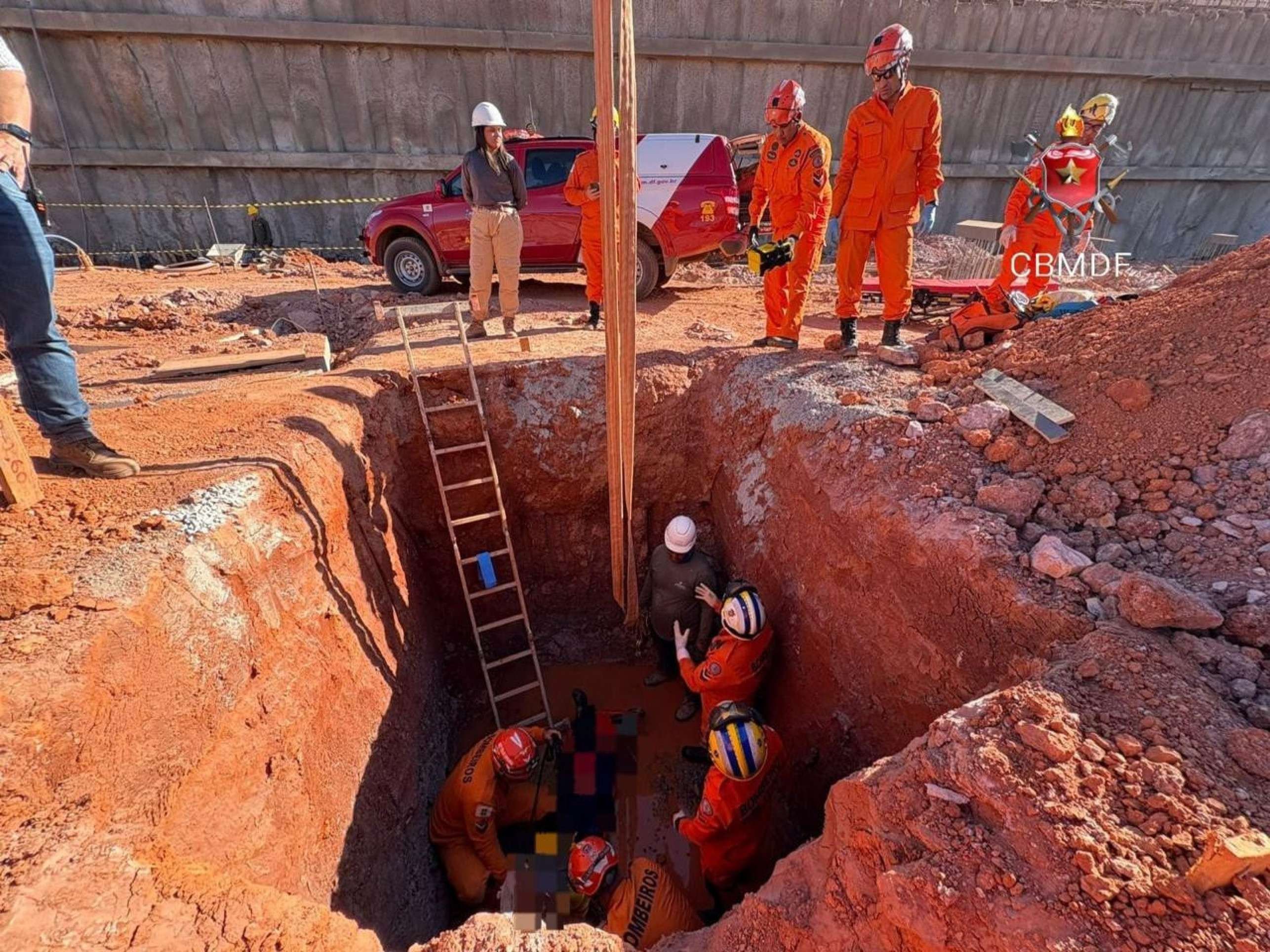 Trabalhador cai em buraco de 3 metros de profundidade no Lago Norte