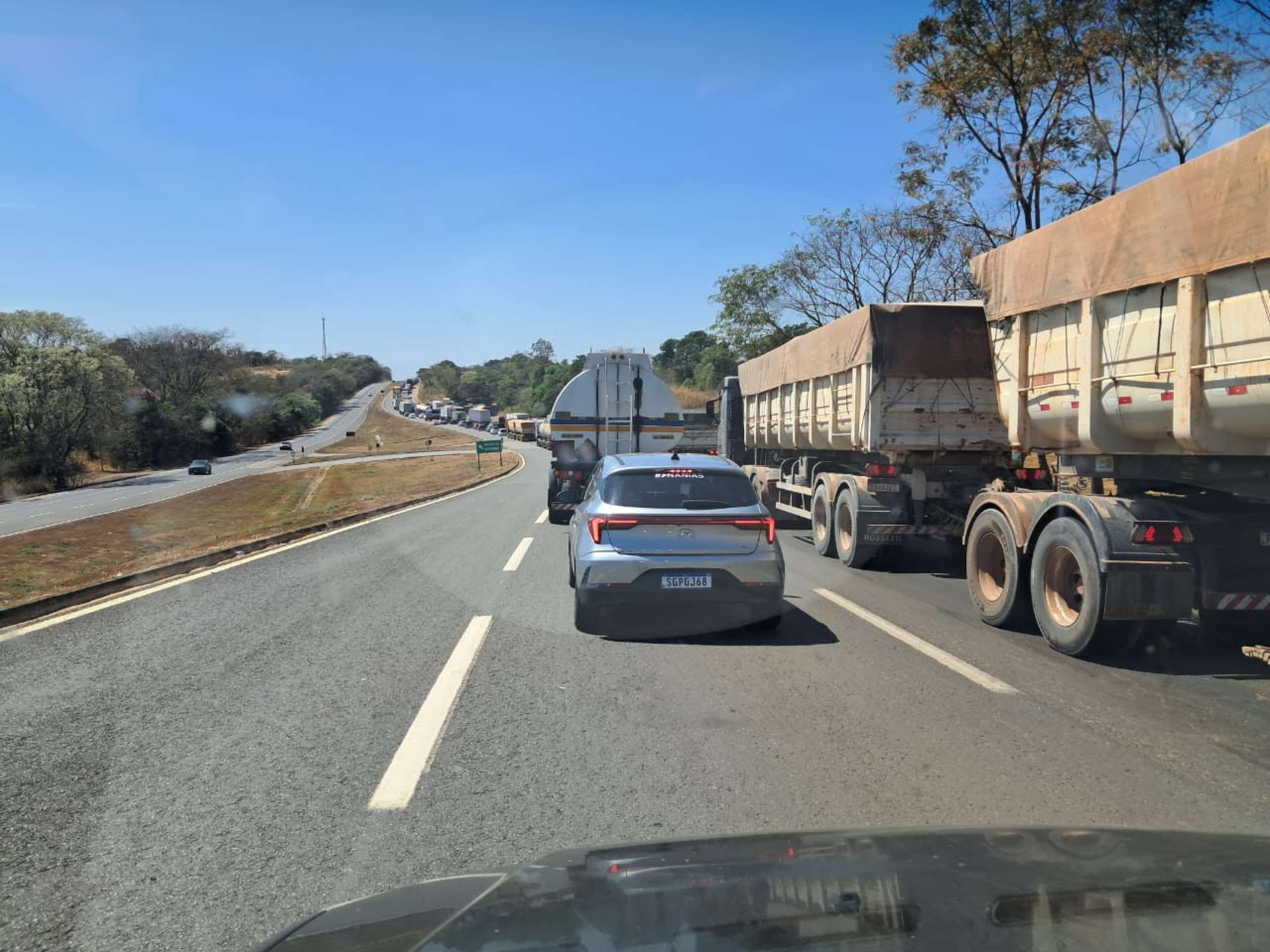 Veja o vídeo: Acidente entre carreta e carro deixa 3 feridos na BR-060 sentido Brasília