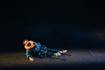 Greg&oacute;rio Duvivier em O c&eacute;u da l&iacute;ngua, pe&ccedil;a em cartaz no Cena Contempor&acirc;nea 2025 -  (crédito: Raquel Pellicano)